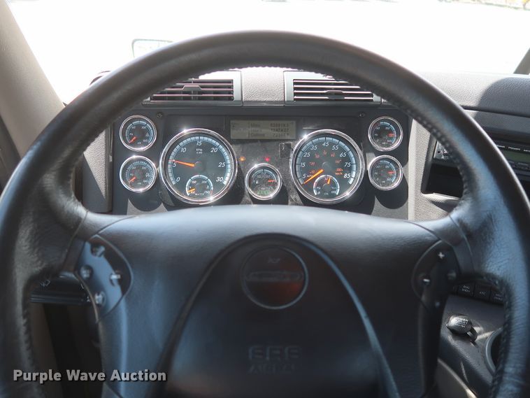 image for item HA9128 2017 Freightliner Cascadia 125  semi truck