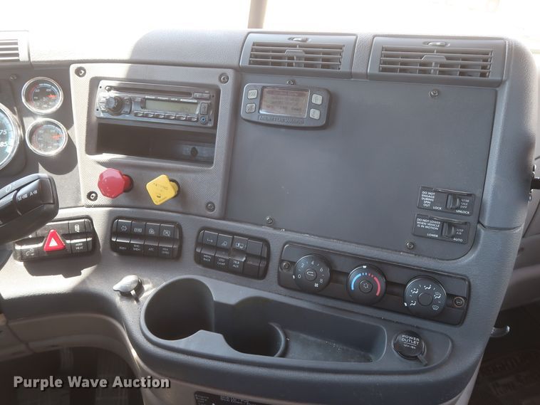 image for item HA9128 2017 Freightliner Cascadia 125  semi truck