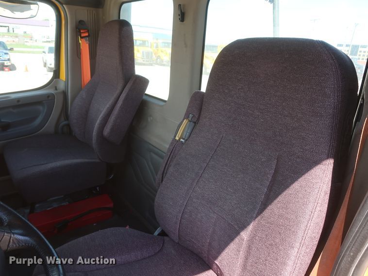 image for item HA9128 2017 Freightliner Cascadia 125  semi truck