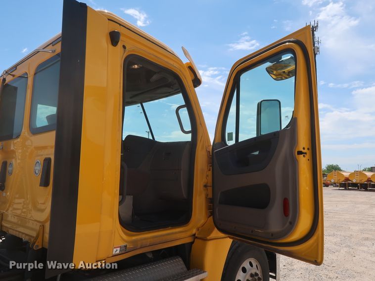 image for item HA9128 2017 Freightliner Cascadia 125  semi truck