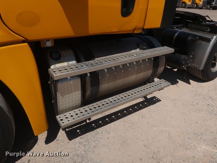 image for item HA9128 2017 Freightliner Cascadia 125  semi truck