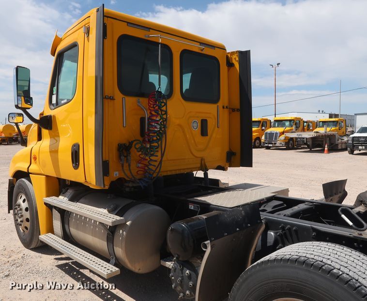 image for item HA9128 2017 Freightliner Cascadia 125  semi truck