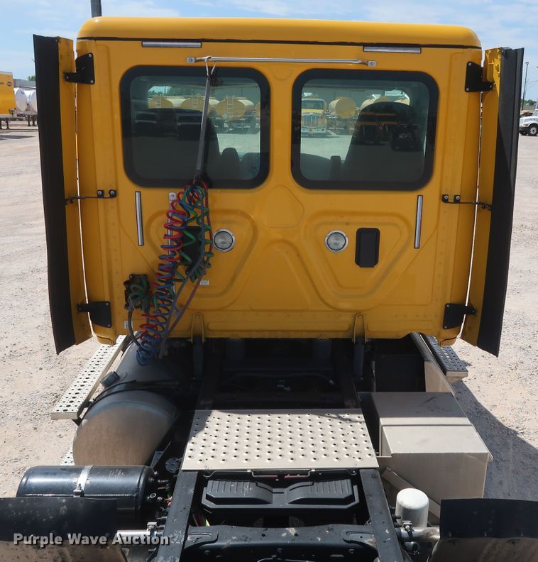 image for item HA9128 2017 Freightliner Cascadia 125  semi truck