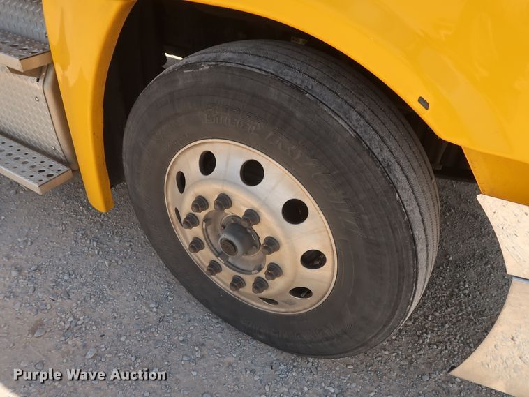 image for item HA9128 2017 Freightliner Cascadia 125  semi truck