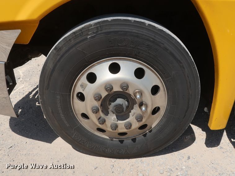 image for item HA9128 2017 Freightliner Cascadia 125  semi truck