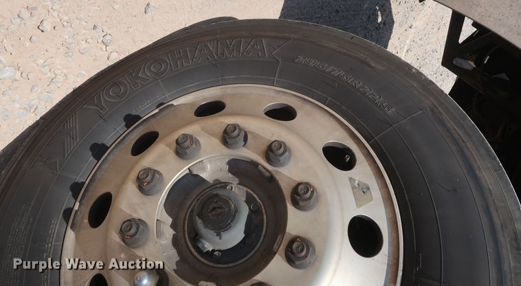 image for item HA9128 2017 Freightliner Cascadia 125  semi truck