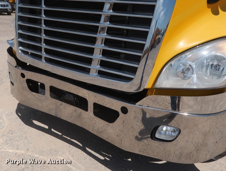 image for item HA9128 2017 Freightliner Cascadia 125  semi truck