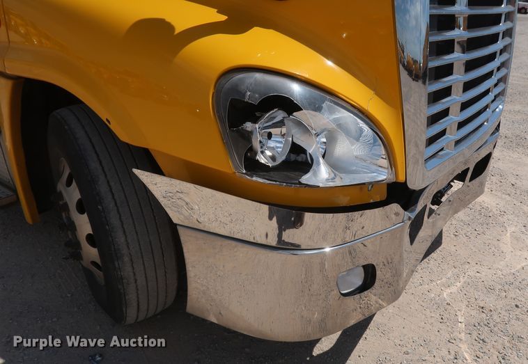 image for item HA9128 2017 Freightliner Cascadia 125  semi truck