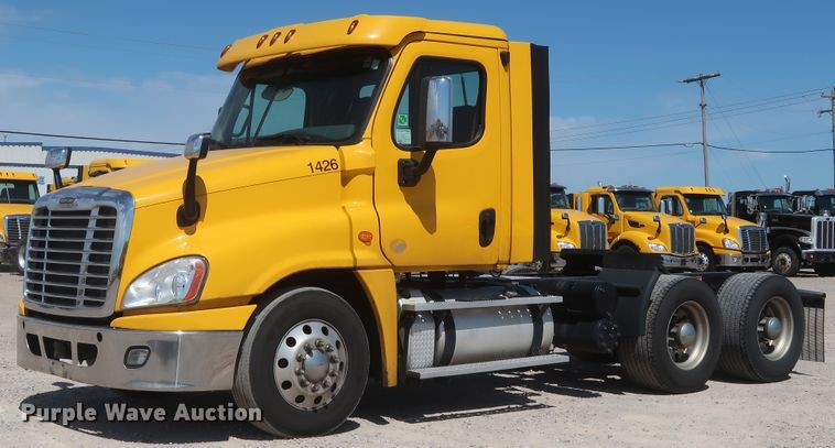 image for item HA9129 2017 Freightliner Cascadia 125  semi truck