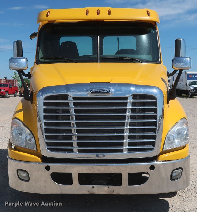 image for item HA9129 2017 Freightliner Cascadia 125  semi truck