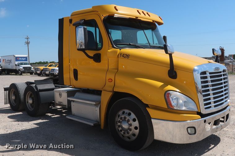 image for item HA9129 2017 Freightliner Cascadia 125  semi truck