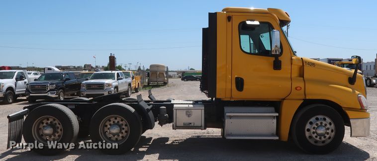 image for item HA9129 2017 Freightliner Cascadia 125  semi truck