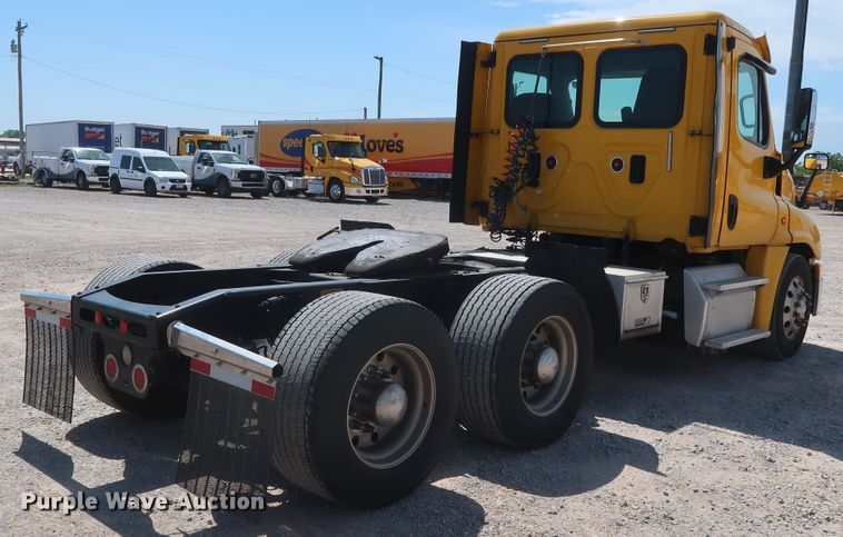 image for item HA9129 2017 Freightliner Cascadia 125  semi truck