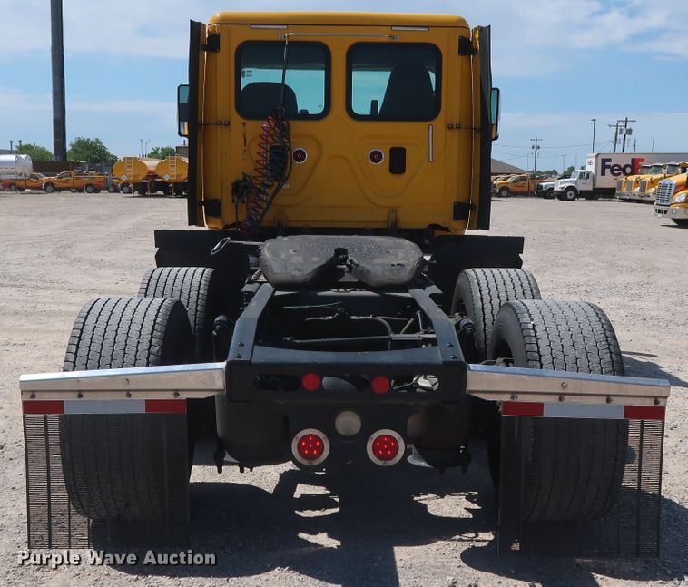 image for item HA9129 2017 Freightliner Cascadia 125  semi truck