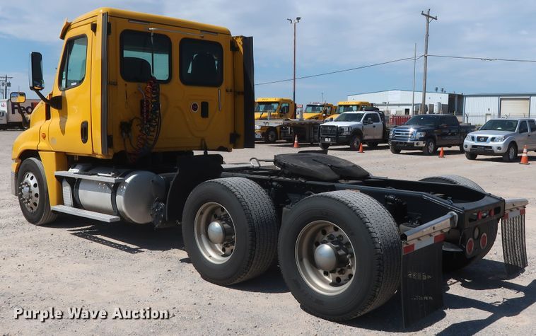 image for item HA9129 2017 Freightliner Cascadia 125  semi truck