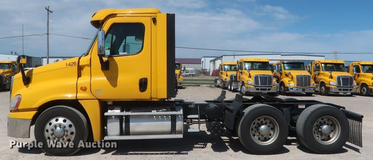 image for item HA9129 2017 Freightliner Cascadia 125  semi truck