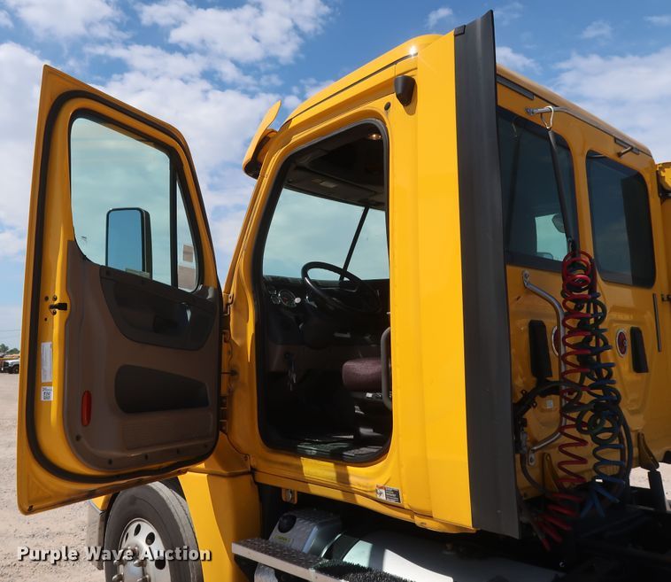 image for item HA9129 2017 Freightliner Cascadia 125  semi truck