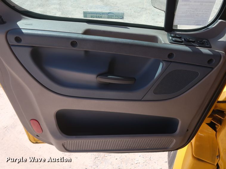 image for item HA9129 2017 Freightliner Cascadia 125  semi truck