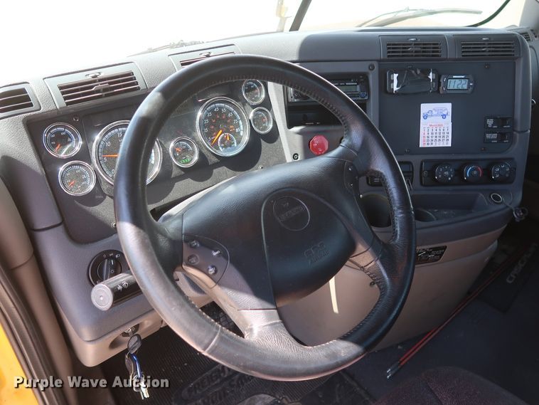 image for item HA9129 2017 Freightliner Cascadia 125  semi truck