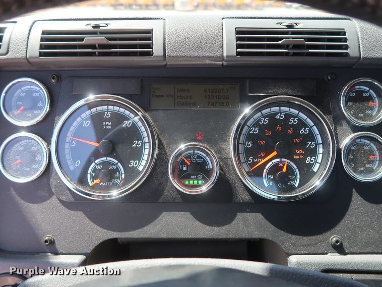 image for item HA9129 2017 Freightliner Cascadia 125  semi truck