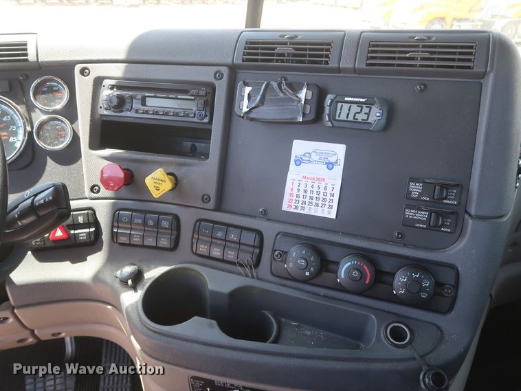 image for item HA9129 2017 Freightliner Cascadia 125  semi truck