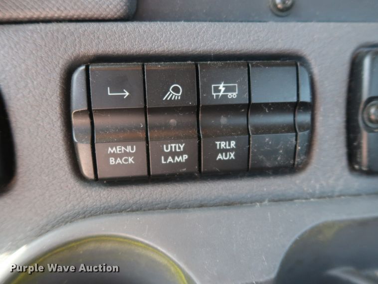 image for item HA9129 2017 Freightliner Cascadia 125  semi truck