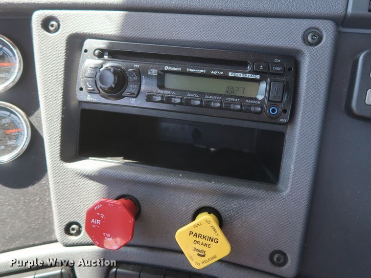 image for item HA9129 2017 Freightliner Cascadia 125  semi truck