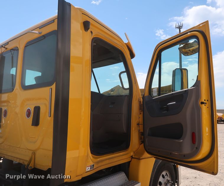 image for item HA9129 2017 Freightliner Cascadia 125  semi truck