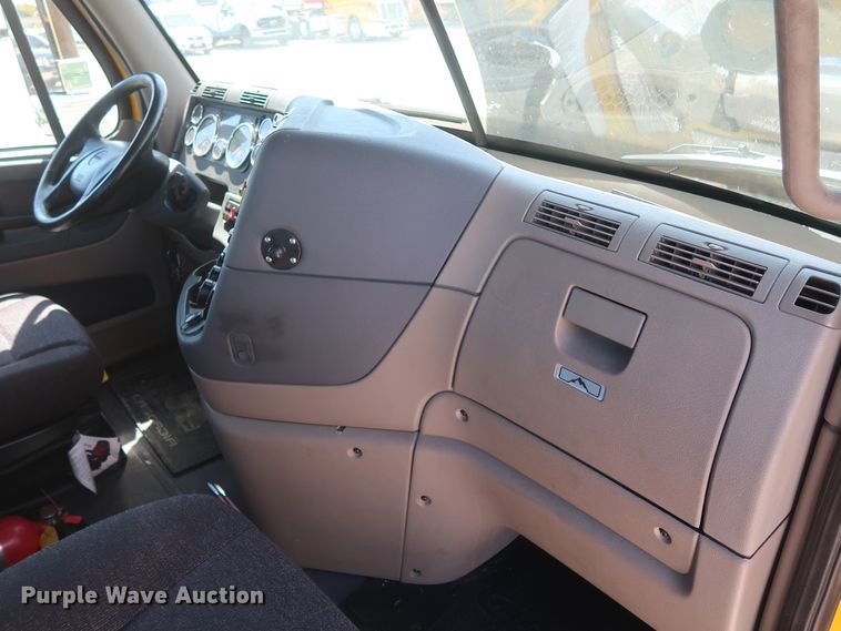 image for item HA9129 2017 Freightliner Cascadia 125  semi truck