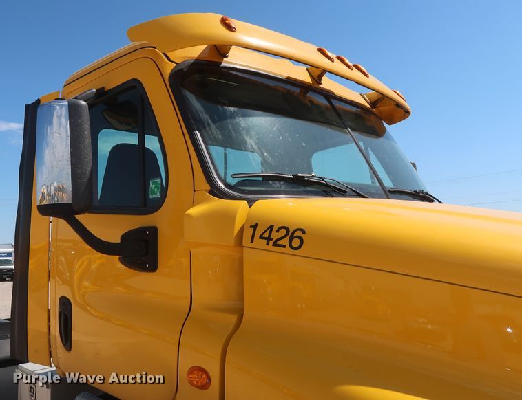 image for item HA9129 2017 Freightliner Cascadia 125  semi truck