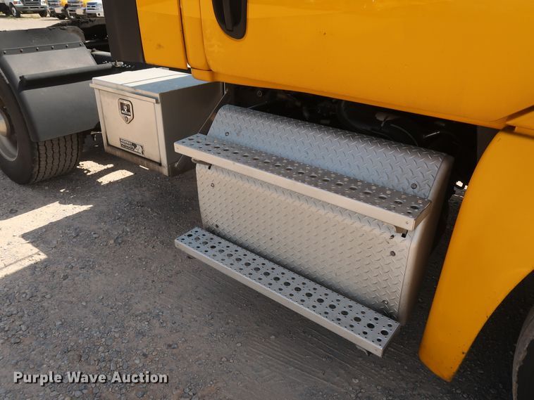 image for item HA9129 2017 Freightliner Cascadia 125  semi truck