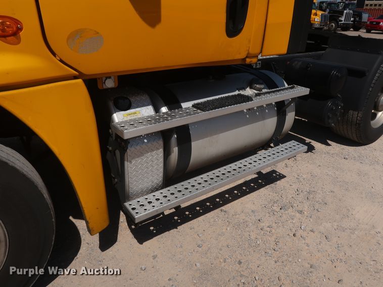 image for item HA9129 2017 Freightliner Cascadia 125  semi truck