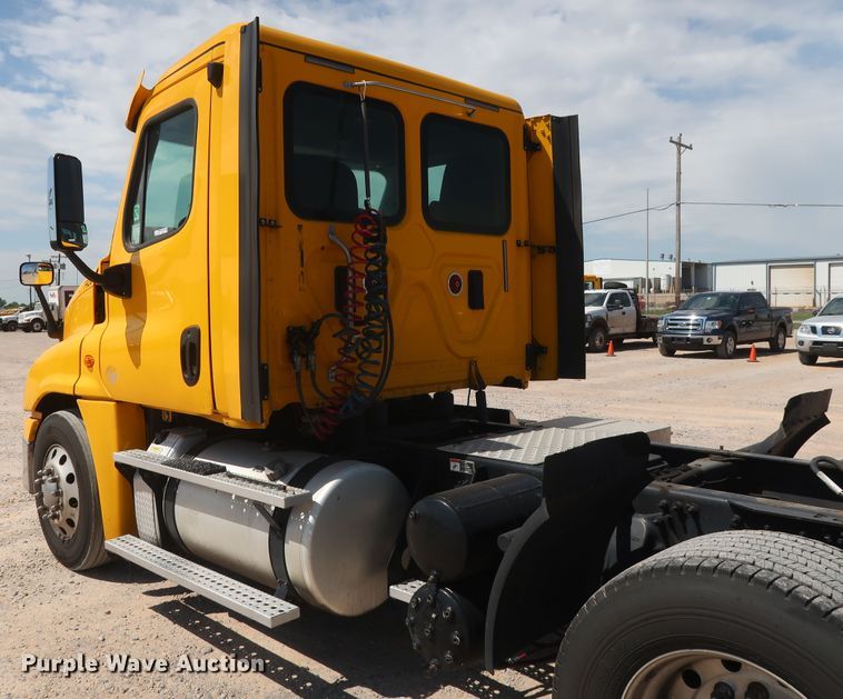 image for item HA9129 2017 Freightliner Cascadia 125  semi truck