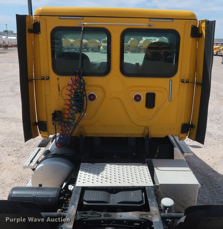 image for item HA9129 2017 Freightliner Cascadia 125  semi truck