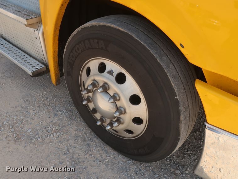 image for item HA9129 2017 Freightliner Cascadia 125  semi truck