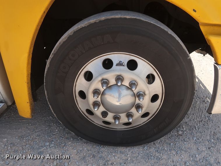 image for item HA9129 2017 Freightliner Cascadia 125  semi truck