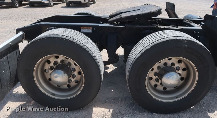 image for item HA9129 2017 Freightliner Cascadia 125  semi truck