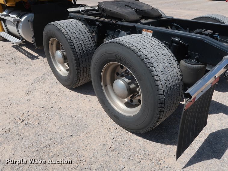 image for item HA9129 2017 Freightliner Cascadia 125  semi truck