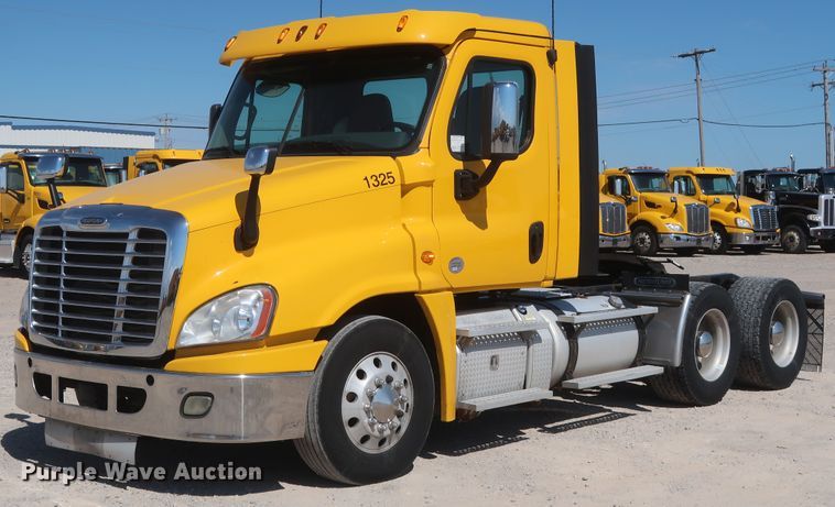 image for item HA9130 2015 Freightliner Cascadia 125  semi truck