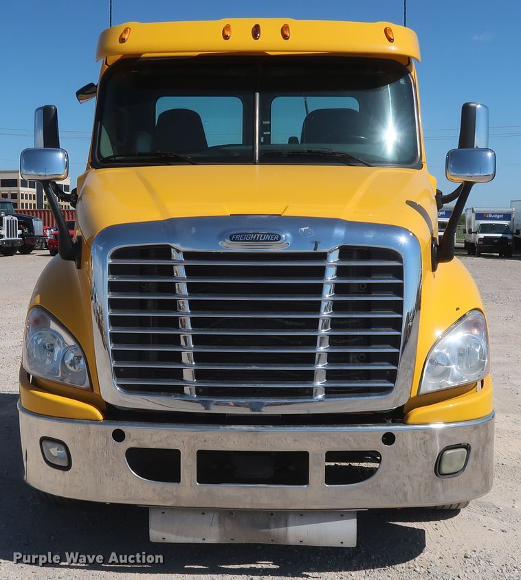 image for item HA9130 2015 Freightliner Cascadia 125  semi truck