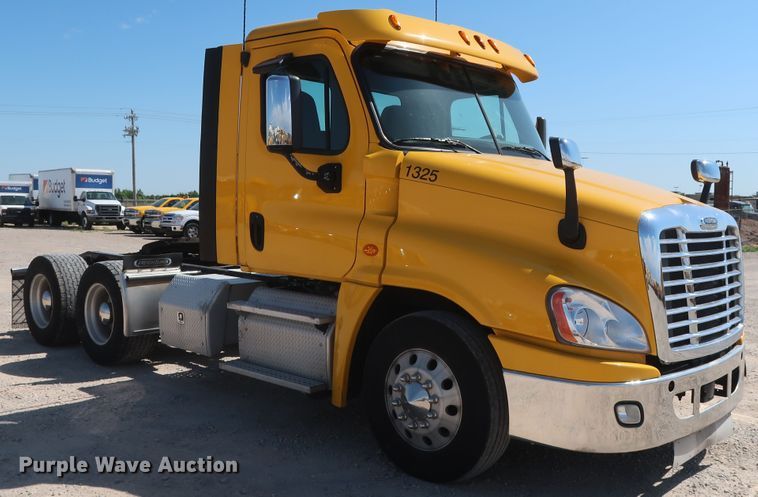 image for item HA9130 2015 Freightliner Cascadia 125  semi truck