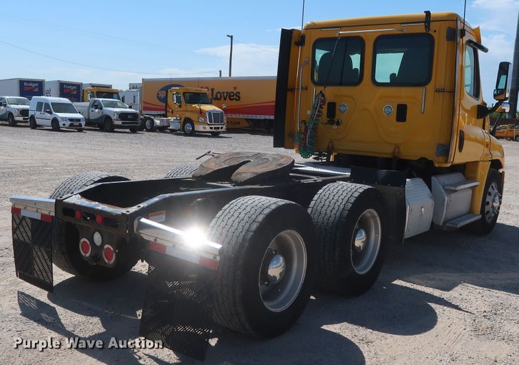 image for item HA9130 2015 Freightliner Cascadia 125  semi truck