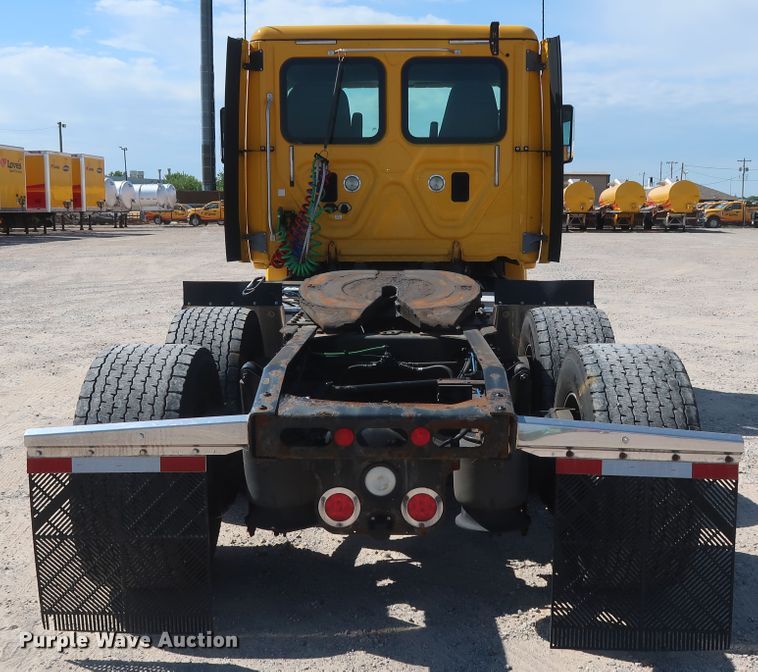 image for item HA9130 2015 Freightliner Cascadia 125  semi truck