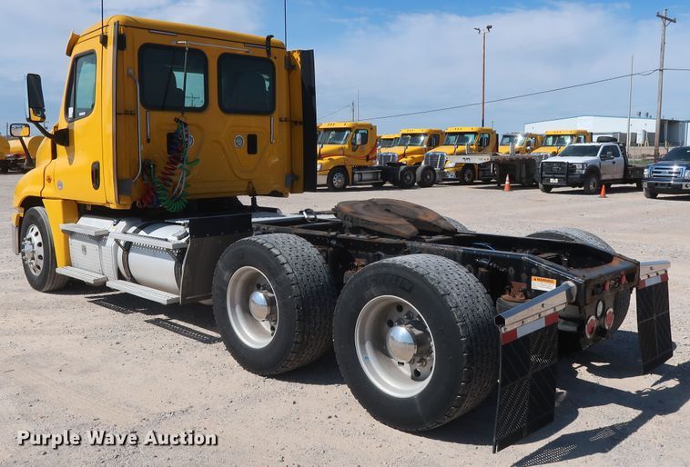 image for item HA9130 2015 Freightliner Cascadia 125  semi truck