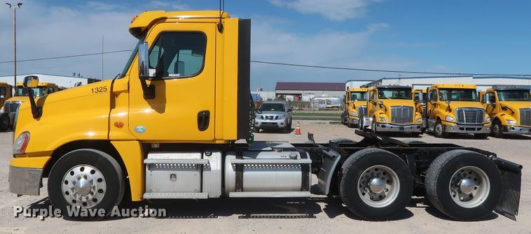 image for item HA9130 2015 Freightliner Cascadia 125  semi truck