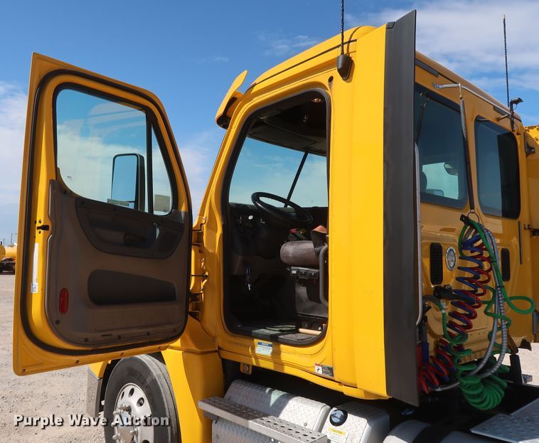 image for item HA9130 2015 Freightliner Cascadia 125  semi truck