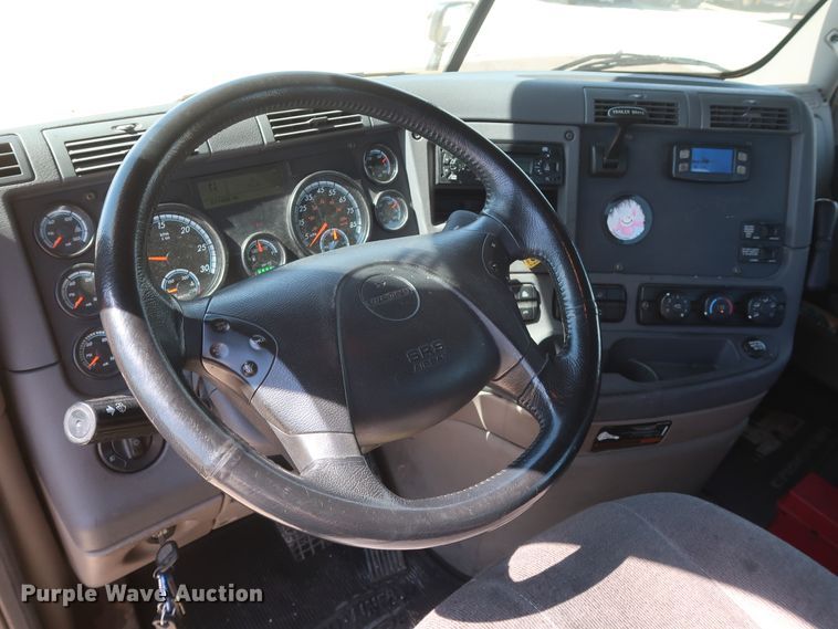 image for item HA9130 2015 Freightliner Cascadia 125  semi truck