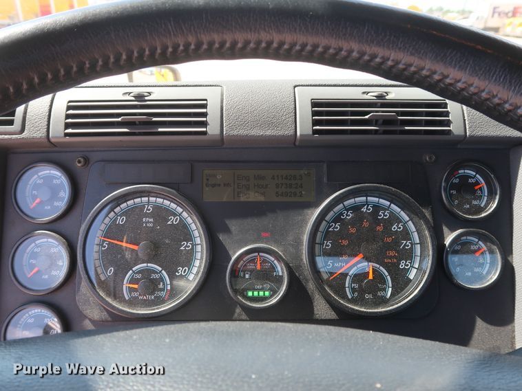 image for item HA9130 2015 Freightliner Cascadia 125  semi truck