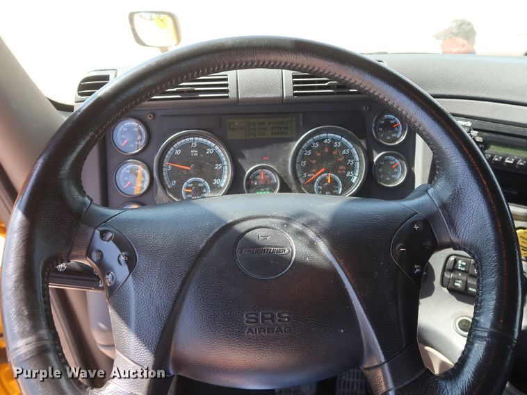 image for item HA9130 2015 Freightliner Cascadia 125  semi truck