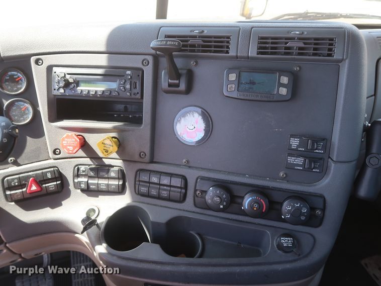 image for item HA9130 2015 Freightliner Cascadia 125  semi truck